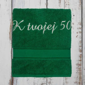 Tmavozelená vyšívaná osuška k 50. narodeninám s nápisom K tvojej 50