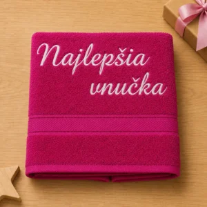 Cyklámenová vyšívaná froté osuška s bielym kaligrafickým nápisom Najlepšia vnučka