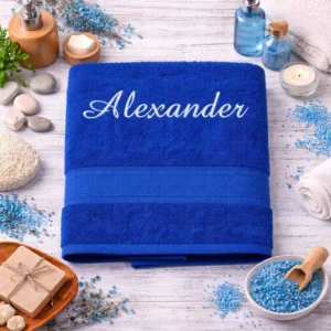 Tmavomodrá vyšívaná froté osuška s bielym kaligrafickým nápisom Alexander