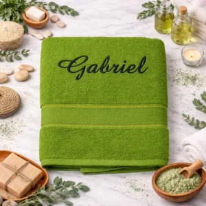Hráškovozelená vyšívaná froté osuška s čiernym kaligrafickým nápisom Gabriel
