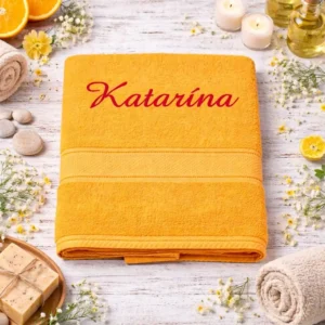 Žltá vyšívaná froté osuška s červeným kaligrafickým nápisom Katarína