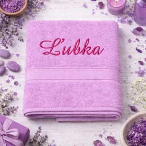 Bledoružová vyšívaná froté osuška s cyklámenovým kaligrafickým nápisom Ľubka