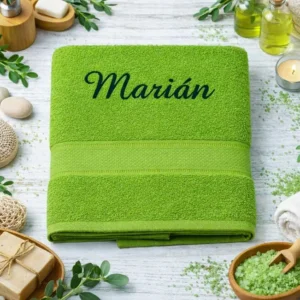Hráškovozelená vyšívaná froté osuška s tmavozeleným kaligrafickým nápisom Marián