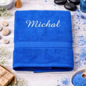Tmavomodrá vyšívaná froté osuška s bielym kaligrafickým nápisom Michal