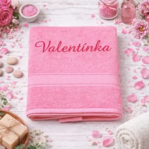 Broskyňová vyšívaná froté osuška s cyklámenovým kaligrafickým nápisom Valentínka