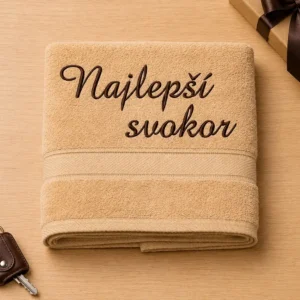 Bledohnedá vyšívaná froté osuška s tmavohnedým kaligrafickým nápisom Najlepší svokor