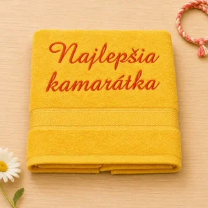 Žltá vyšívaná froté osuška s oranžovým kaligrafickým nápisom Najlepšia kamarátka