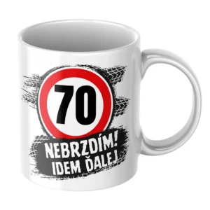 Biely hrnček k 70. narodeninám s nápisom Nebrzdím, idem ďalej