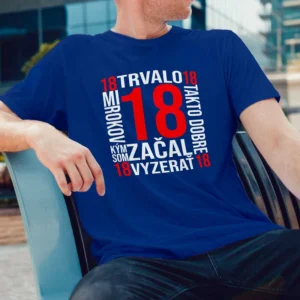 Muž v modrom tričku 18 s nápisom Trvalo mi 18 rokov