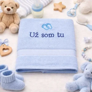 Bledomodrá vyšívaná detská froté osuška s tmavomodrým nápisom Už som tu a motívom detských nožičiek